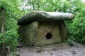 Dolmen s&nbsp;kruhovým vchodem