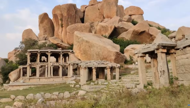 Poškozené ruiny města Hampi v&nbsp;Indii